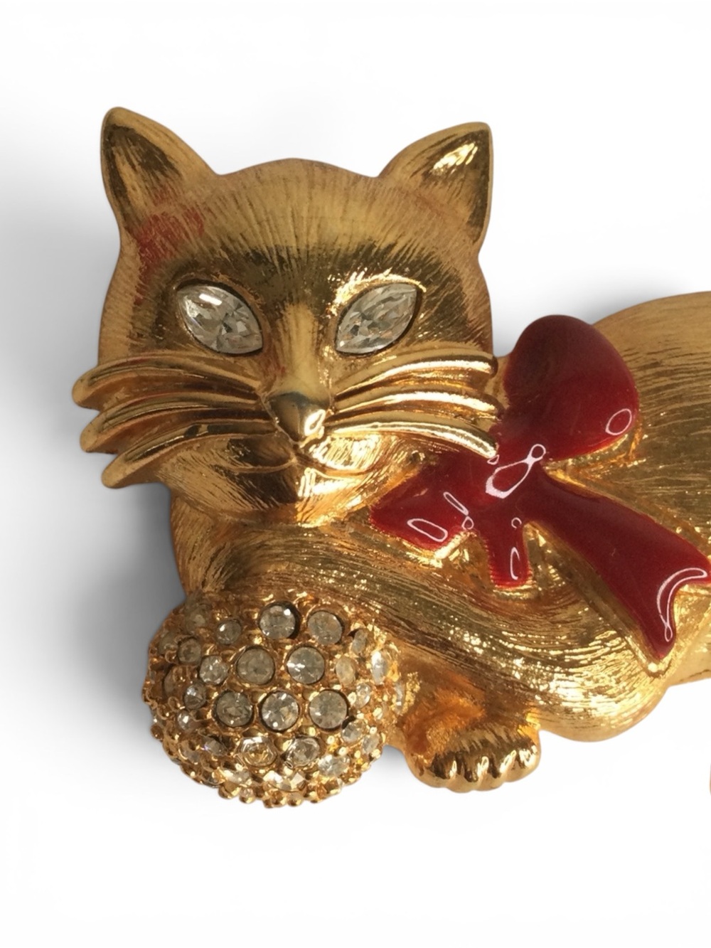 Vintage NAPIER Textured Gold‑Tone Christmas Cat Brooch with Rhinestone Ball - Picture 7 of 10
